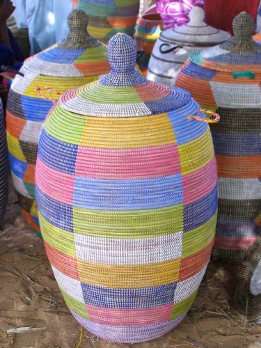 <img src="woven basket.jpg" alt="large prayer mat hamper from Senegal">