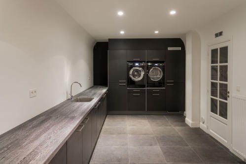 <img src="laundry room.jpg" alt="modern laundry room decorated in black and white"> 